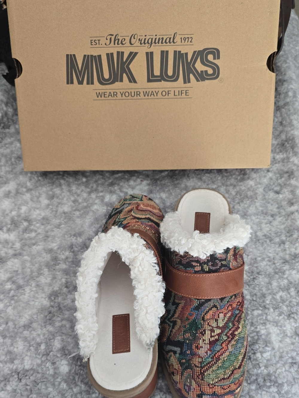 Muk Luks Brown Multi-Color Woven Slip-On Clogs with White Sherpa Trim Sz 8.5